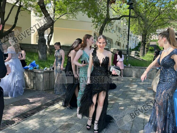 Днес гимназии в Смолян тържествено изпратиха своите зрелостници/ ГАЛЕРИЯ/