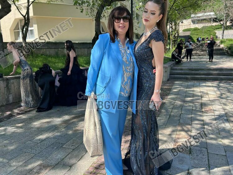 Днес гимназии в Смолян тържествено изпратиха своите зрелостници/ ГАЛЕРИЯ/