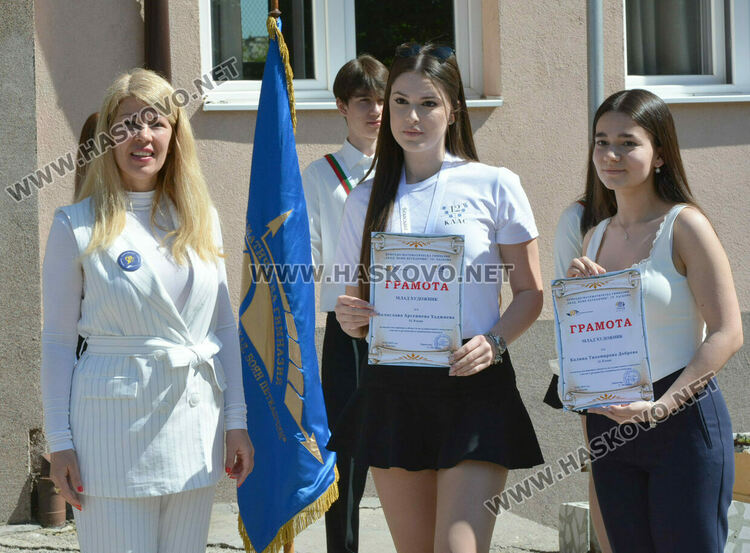 Стела Бинева е Ученик на випуск 2025 в ПМГ-Хасково, Коля Петрова е Учител на годината