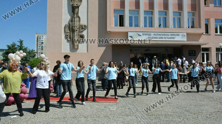 Стела Бинева е Ученик на випуск 2025 в ПМГ-Хасково, Коля Петрова е Учител на годината