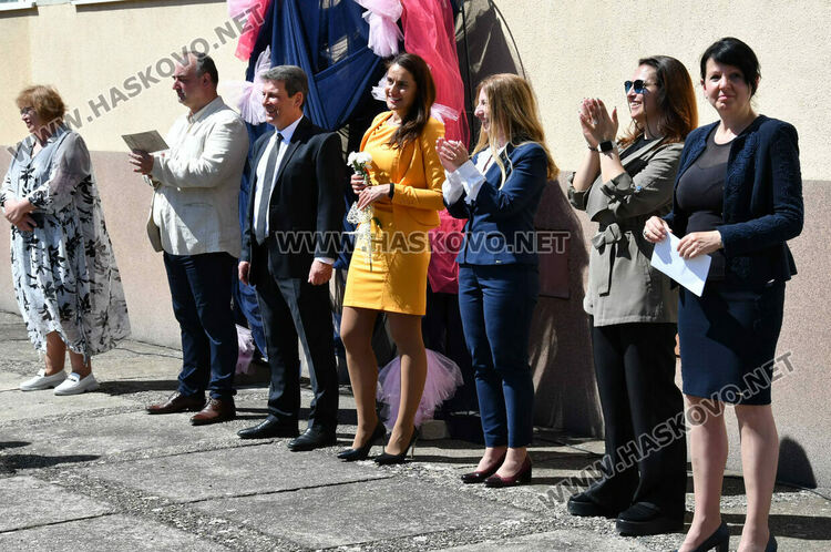 Тома Николов с наградата „Златаровска премия“ в Езиковата гимназия