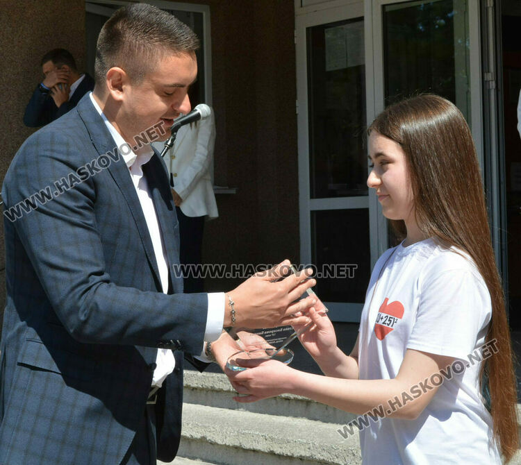 Стела Бинева е Ученик на випуск 2025 в ПМГ-Хасково, Коля Петрова е Учител на годината