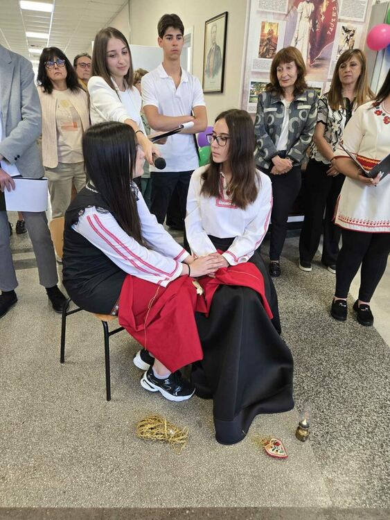 51 зрелостници днес се простиха със сълзи в ПГЛП „Райна Княгиня“  