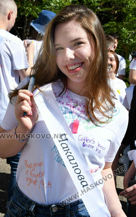 Тома Николов с наградата „Златаровска премия“ в Езиковата гимназия