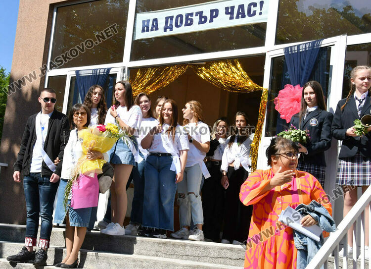 Тома Николов с наградата „Златаровска премия“ в Езиковата гимназия