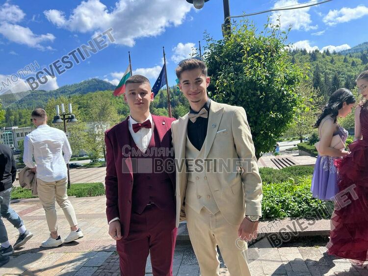 Днес гимназии в Смолян тържествено изпратиха своите зрелостници/ ГАЛЕРИЯ/