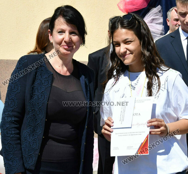 Тома Николов с наградата „Златаровска премия“ в Езиковата гимназия