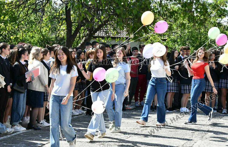 Тома Николов с наградата „Златаровска премия“ в Езиковата гимназия