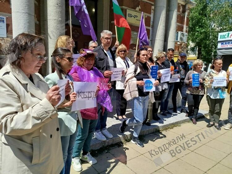 Представители на обществените медии в Кърджали излязоха на протест за по-високи заплати