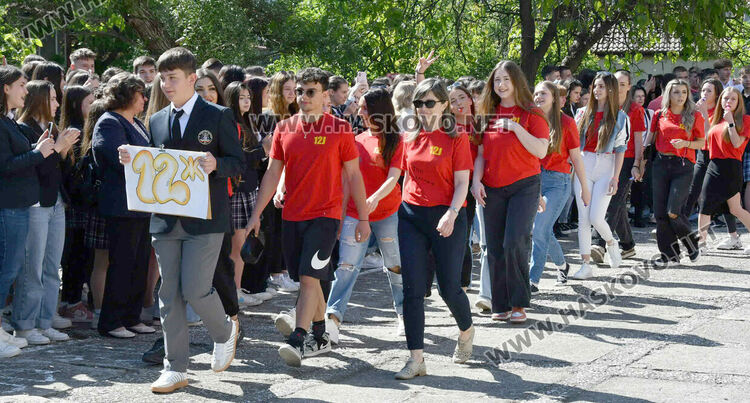 Тома Николов с наградата „Златаровска премия“ в Езиковата гимназия