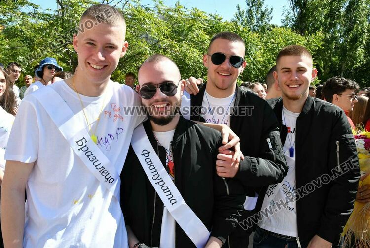 Тома Николов с наградата „Златаровска премия“ в Езиковата гимназия