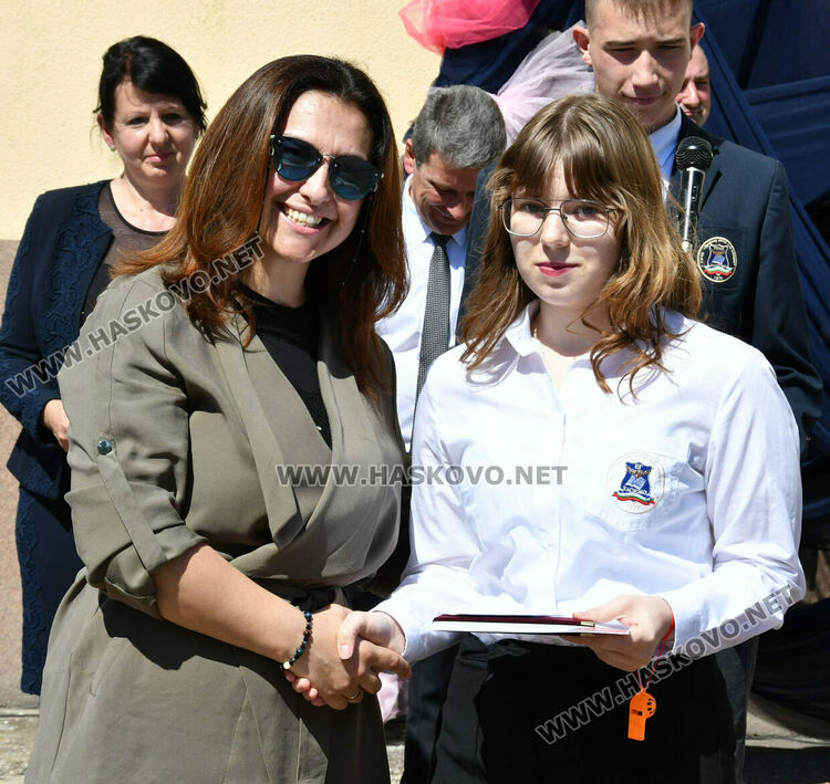 Тома Николов с наградата „Златаровска премия“ в Езиковата гимназия