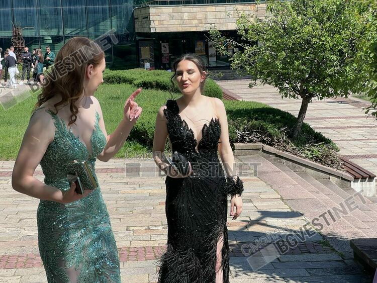 Днес гимназии в Смолян тържествено изпратиха своите зрелостници/ ГАЛЕРИЯ/