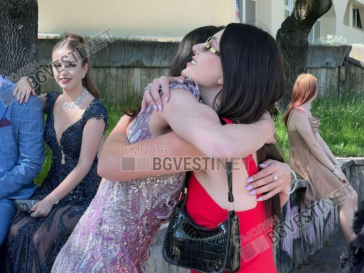 Днес гимназии в Смолян тържествено изпратиха своите зрелостници/ ГАЛЕРИЯ/