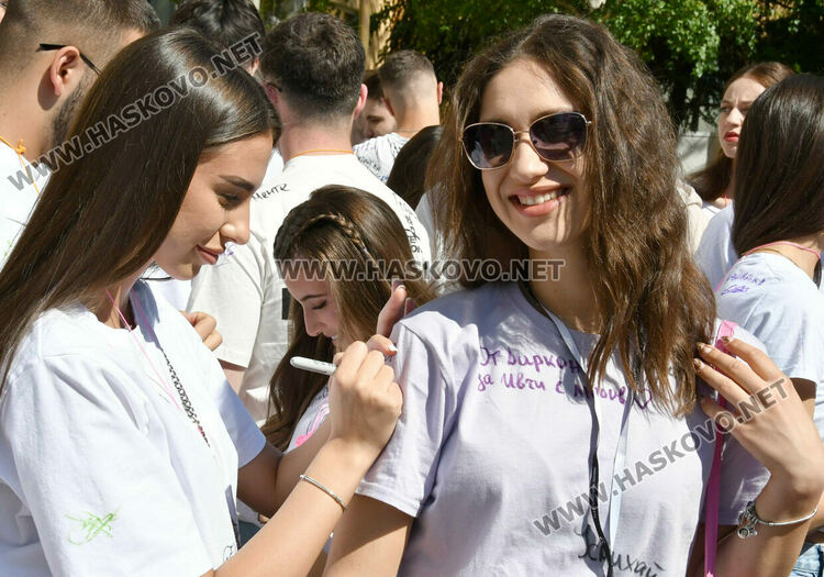 Тома Николов с наградата „Златаровска премия“ в Езиковата гимназия