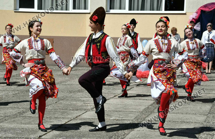 Тома Николов с наградата „Златаровска премия“ в Езиковата гимназия