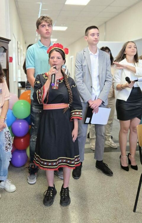 51 зрелостници днес се простиха със сълзи в ПГЛП „Райна Княгиня“  