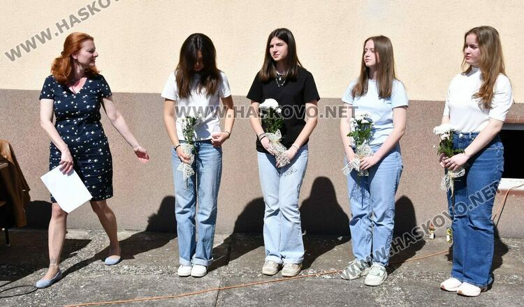 Тома Николов с наградата „Златаровска премия“ в Езиковата гимназия