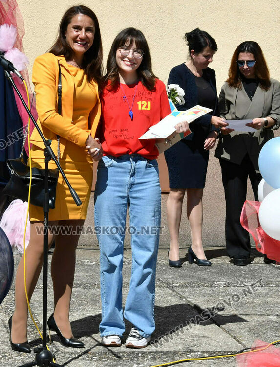 Тома Николов с наградата „Златаровска премия“ в Езиковата гимназия