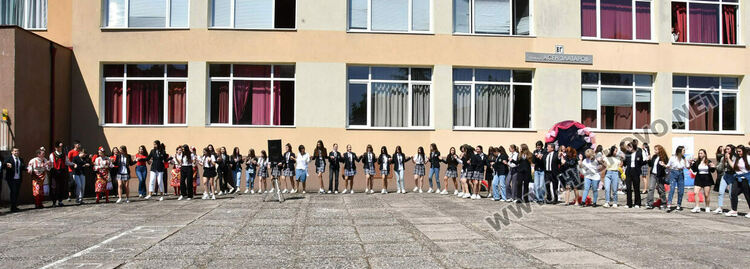 Тома Николов с наградата „Златаровска премия“ в Езиковата гимназия