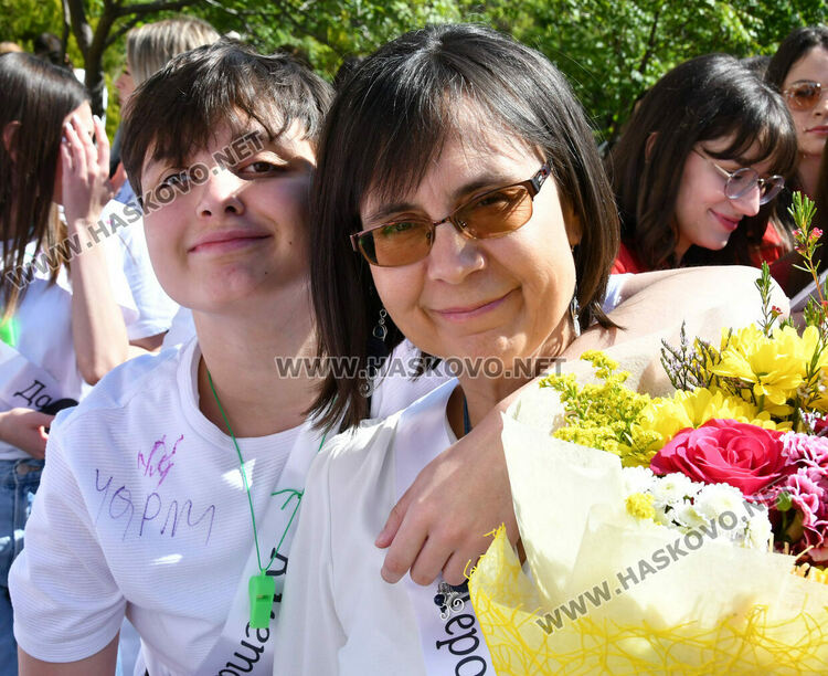 Тома Николов с наградата „Златаровска премия“ в Езиковата гимназия