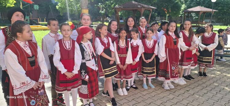 „Празник на изкуствата“ обедини ученици и деца от три образователни институции