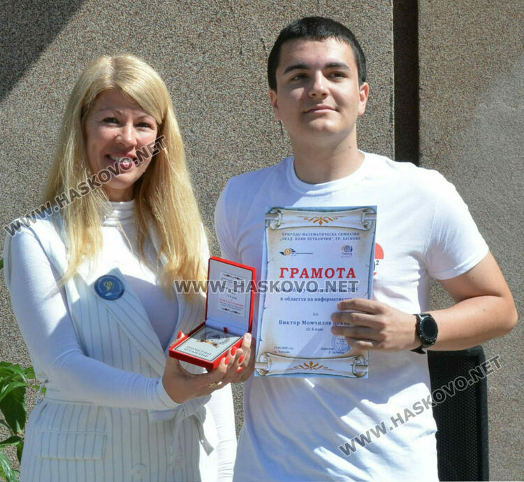 Стела Бинева е Ученик на випуск 2025 в ПМГ-Хасково, Коля Петрова е Учител на годината
