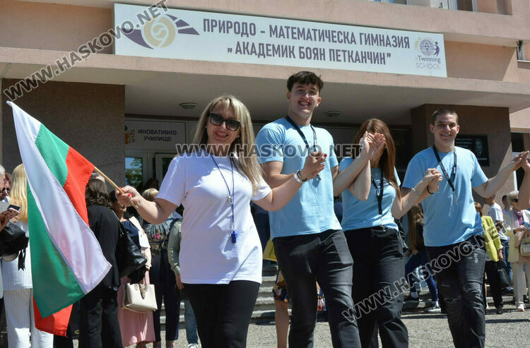 Стела Бинева е Ученик на випуск 2025 в ПМГ-Хасково, Коля Петрова е Учител на годината