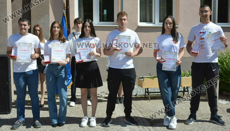 Стела Бинева е Ученик на випуск 2025 в ПМГ-Хасково, Коля Петрова е Учител на годината