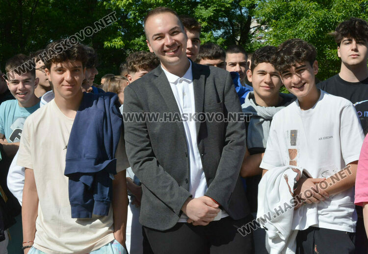 Стела Бинева е Ученик на випуск 2025 в ПМГ-Хасково, Коля Петрова е Учител на годината