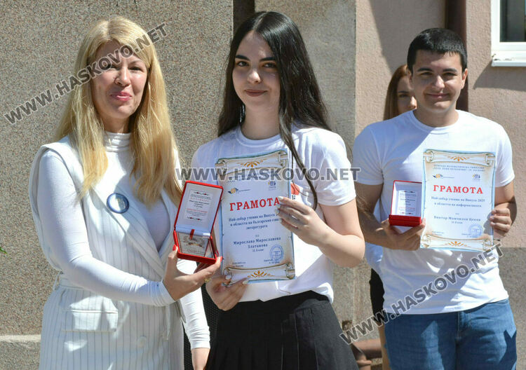 Стела Бинева е Ученик на випуск 2025 в ПМГ-Хасково, Коля Петрова е Учител на годината