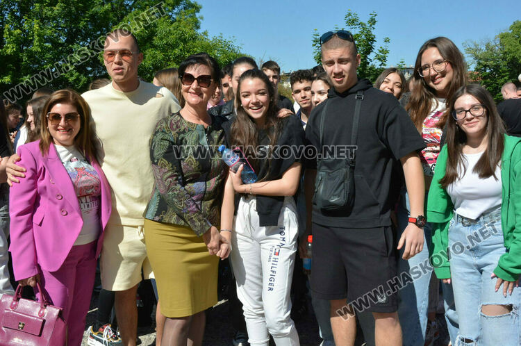 Стела Бинева е Ученик на випуск 2025 в ПМГ-Хасково, Коля Петрова е Учител на годината