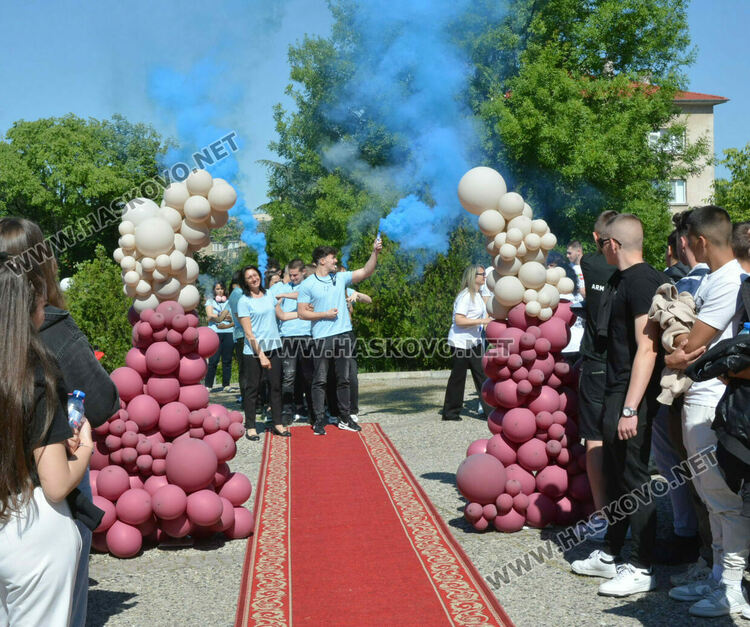 Стела Бинева е Ученик на випуск 2025 в ПМГ-Хасково, Коля Петрова е Учител на годината