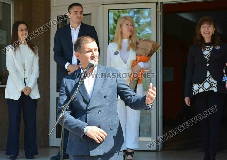 Стела Бинева е Ученик на випуск 2025 в ПМГ-Хасково, Коля Петрова е Учител на годината