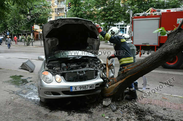 Млада водачка катастрофира на оживена спирка, по чудо няма пострадали