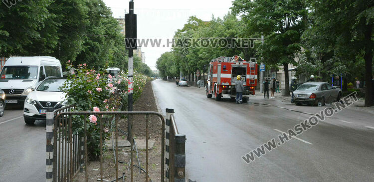 Млада водачка катастрофира на оживена спирка, по чудо няма пострадали