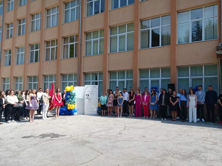 Абитуриенти от Мадан избраха народни носии за изпращането си, дариха парите за тоалети за благотворителност