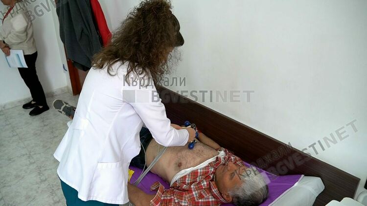 старша сестра Сибел Мюмюн