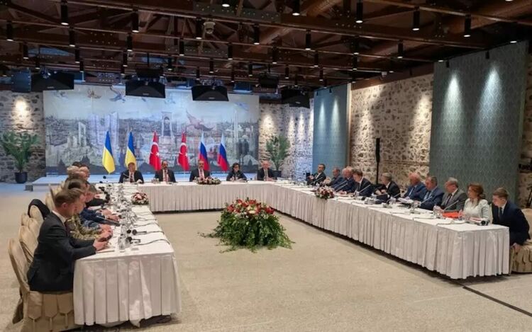 Вляво е украинската делегация, вдясно - руската. В средата е турският външен министър Хакан Фидан, който приветства участниците