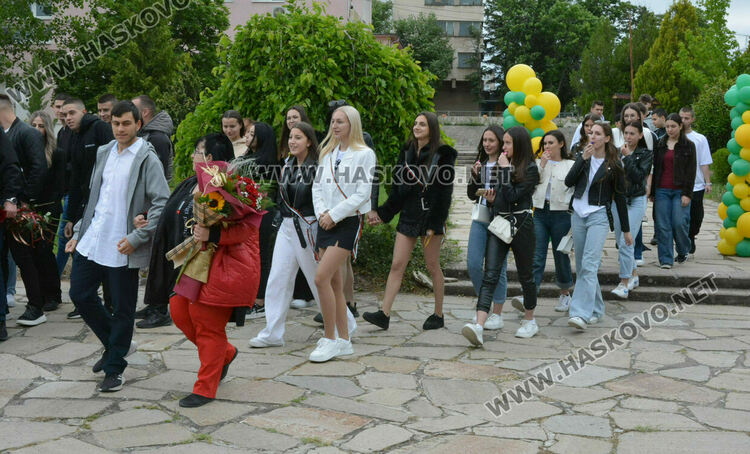 ПГДС-Хасково изпрати 130 абитуриенти, Теодора Киркова с награда „Достоен Асеневец“