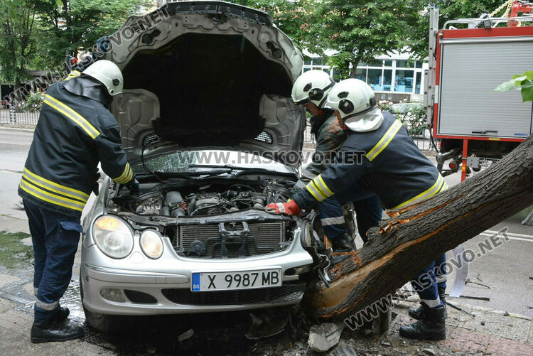 Млада водачка катастрофира на оживена спирка, по чудо няма пострадали