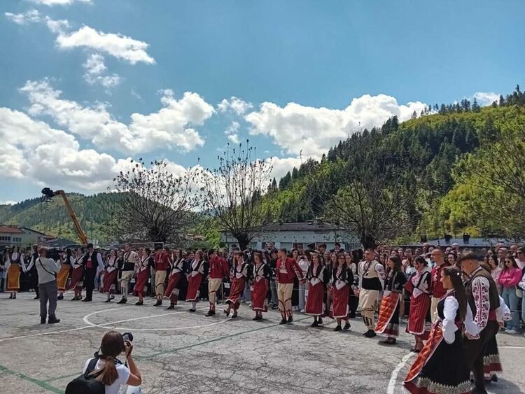 Абитуриенти от Мадан избраха народни носии за изпращането си, дариха парите за тоалети за благотворителност