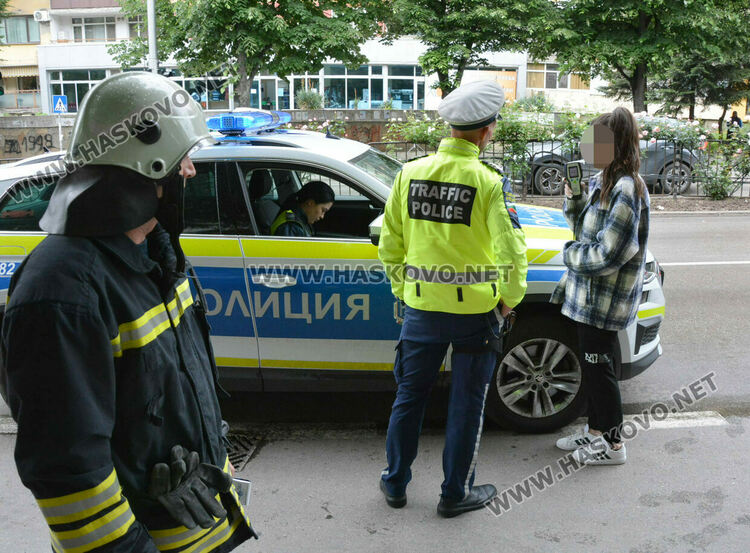 Млада водачка катастрофира на оживена спирка, по чудо няма пострадали