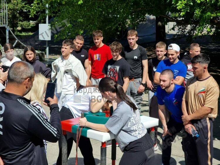 Ученици от шест училища в Кърджали участваха в състезание по канадска борба
