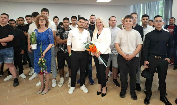 ПГМЕТ „Стойчо и Кица Марчеви“ изпрати абитуриентите от випуск 2025