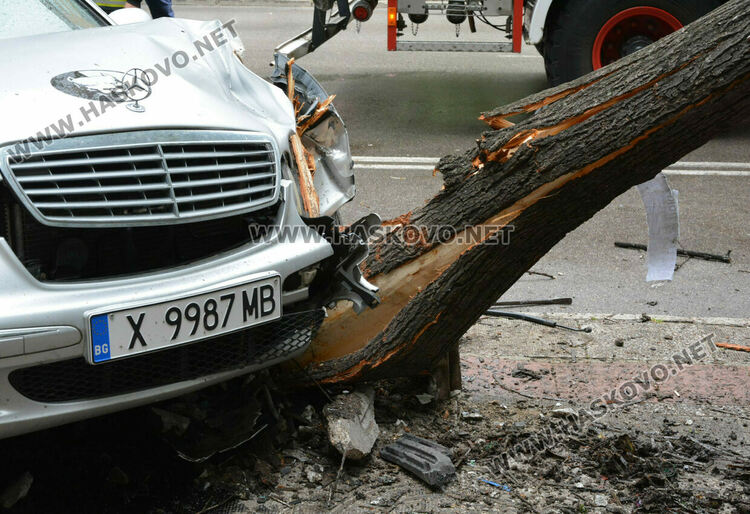 Млада водачка катастрофира на оживена спирка, по чудо няма пострадали