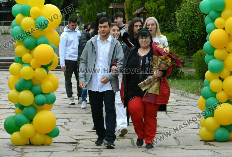 ПГДС-Хасково изпрати 130 абитуриенти, Теодора Киркова с награда „Достоен Асеневец“