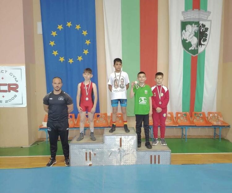 9 медала за хасковските класици на държавното по борба