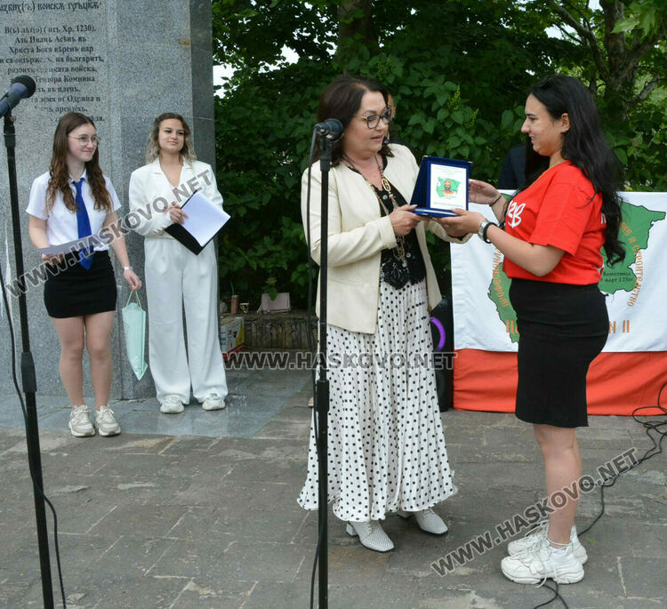 ПГДС-Хасково изпрати 130 абитуриенти, Теодора Киркова с награда „Достоен Асеневец“