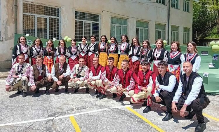 Абитуриенти от Мадан избраха народни носии за изпращането си, дариха парите за тоалети за благотворителност